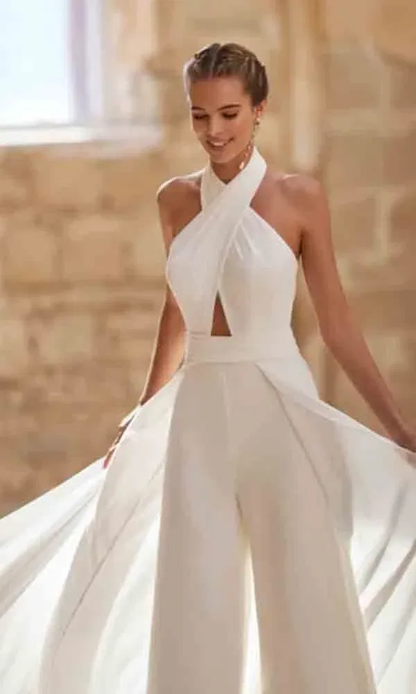 Romantischer Look: Jumpsuit mit gekreuztem Oberteil, weitem Bein und zartem Cape-Effekt im Brautstil.