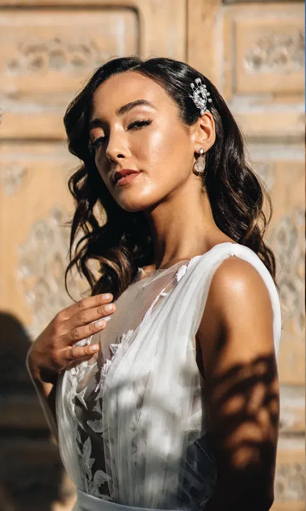 Stilvolle Nahaufnahme einer Braut mit elegantem Haarschmuck und natürlichem Glow.