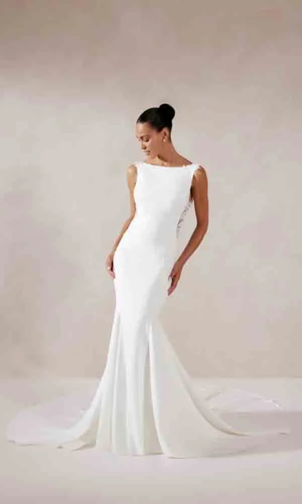 Minimalistisches Mermaid-Hochzeitskleid mit figurbetontem Schnitt, elegantem Rückendetail und glatter Stoffstruktur.