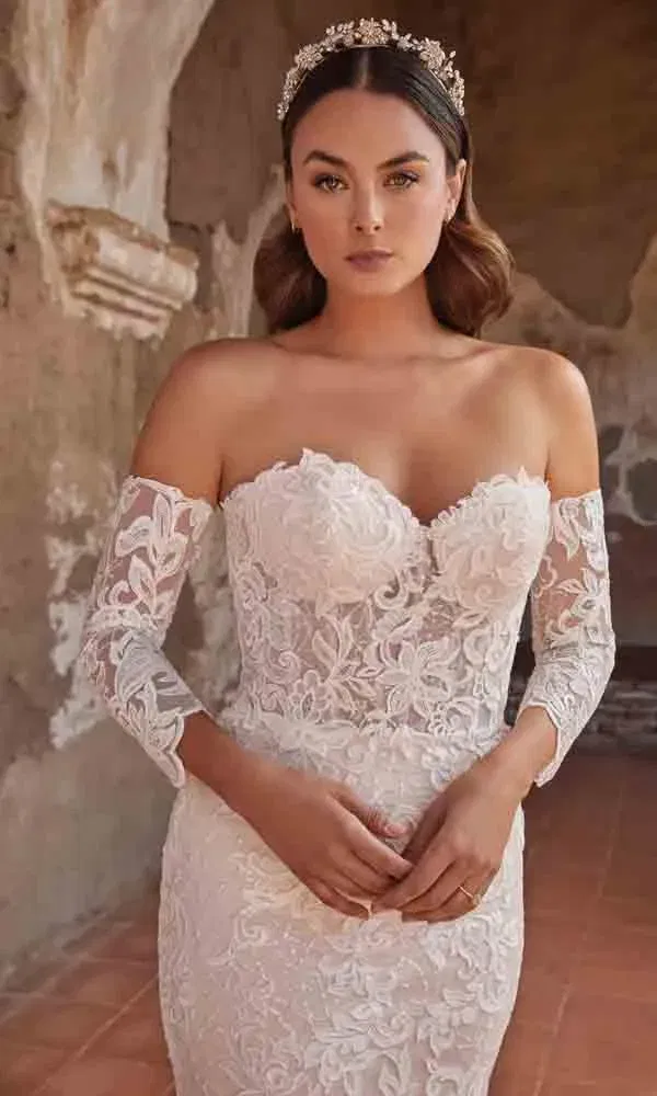 Sexy Spitzenkleid mit Herzausschnitt und transparenten Ärmeln, kombiniert mit edlem Haaraccessoire.