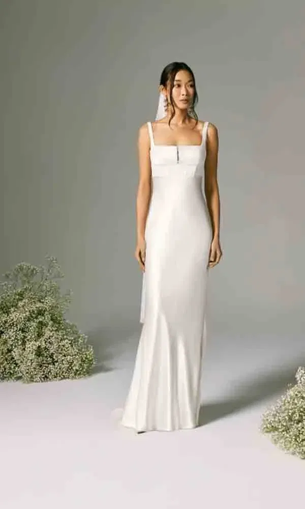 Modernes Empire-Brautkleid mit eckigem Ausschnitt und feinen Trägern – ein puristischer Look von Savannah Miller.