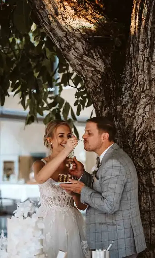 Romantischer Moment: Sophie hält Reinhard ein Stück Torte hin, beide genießen sichtlich den Augenblick.