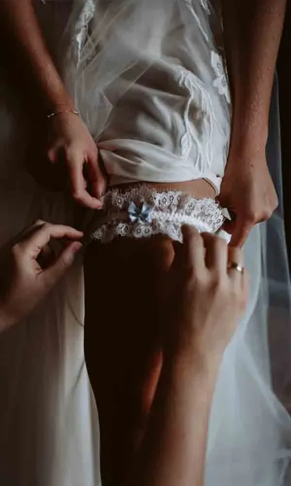 Traditionelles Strumpfband in Weiß und Blau – Teil des Getting Ready Moments vor der Hochzeit.