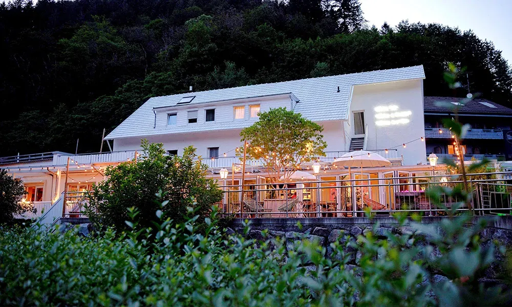 Pop-up-Hotel mit Terrasse und Lichterzauber – moderne Unterkunft für den JGA im Schwarzwald