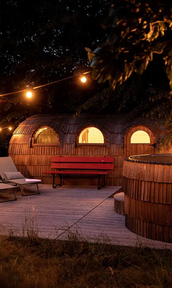 Romantischer Abend im Spa-Bereich des Pop-up-Hotels – perfekte JGA-Unterkunft mit Wellnesscharakter