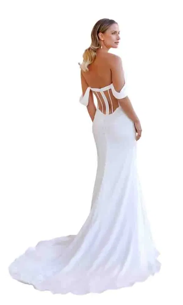 Elegantes Hochzeitskleid im Fit-and-Flare-Stil mit offenem Rücken, zarten Trägerdetails und fließender Schleppe.