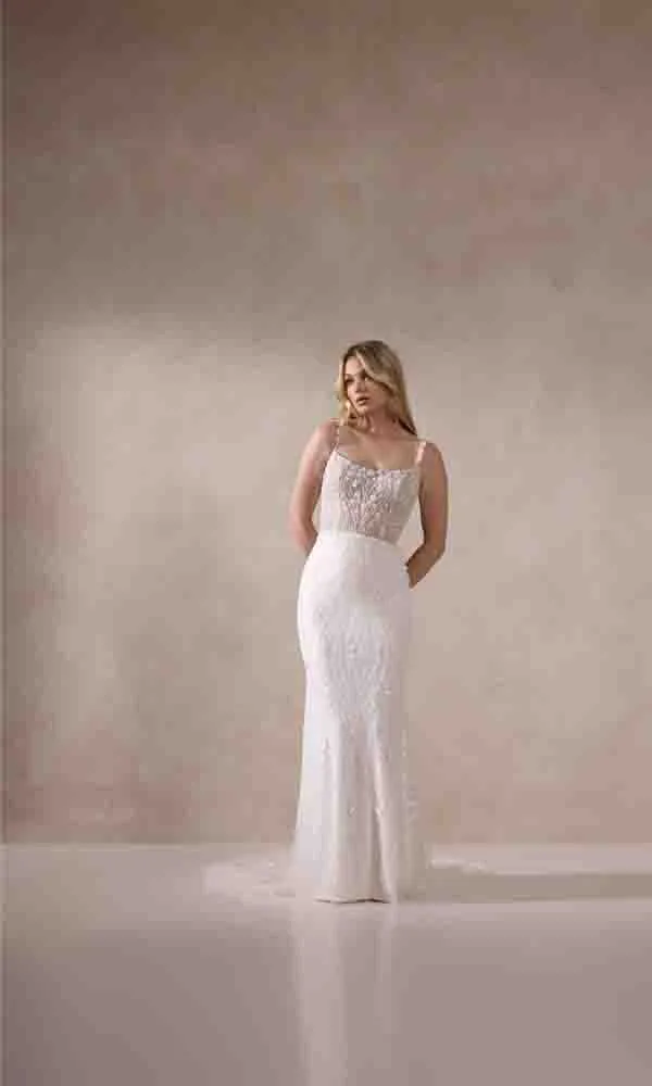 Elegantes Hochzeitskleid im Fit-and-Flare-Stil mit schmaler Silhouette und dezenter Schleppe.