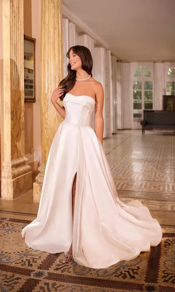 Elegantes Hochzeitskleid in A-Linie aus glänzendem Satin mit Herz-Ausschnitt und femininer Schleppe.