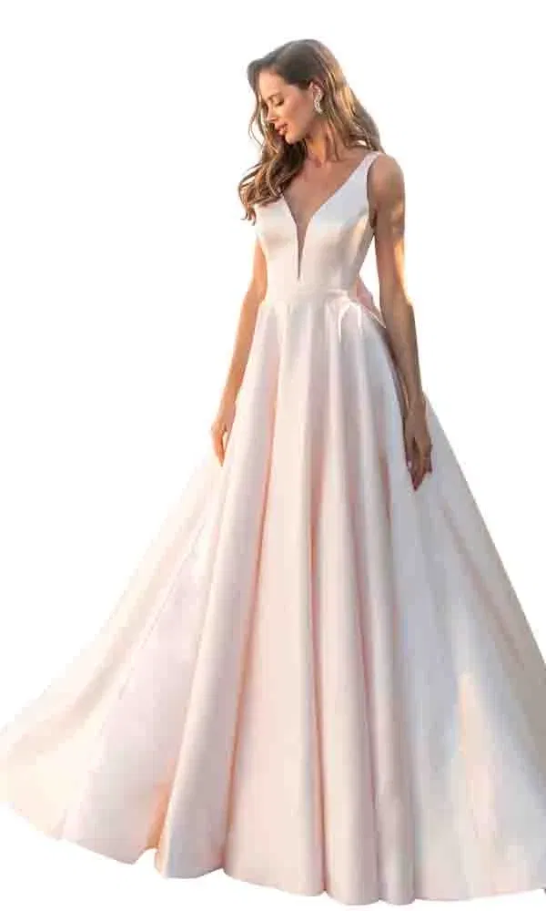 Elegantes Hochzeitskleid mit modernem Dekolleté und schlichter, weiter Rockpartie in klassischem Design.