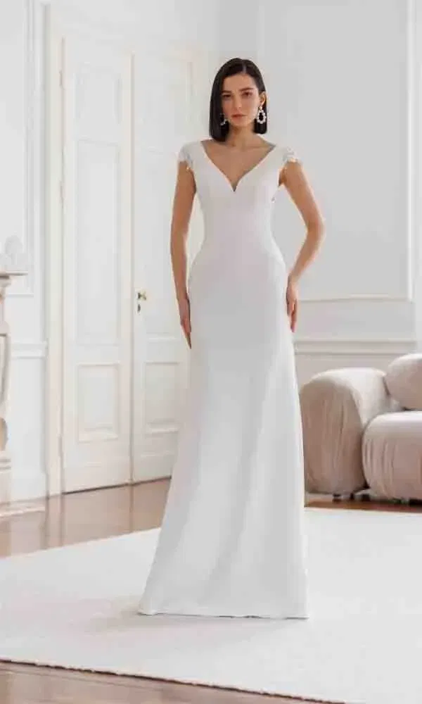 Modernes Hochzeitskleid in schlichter Eleganz mit taillierter Passform und minimalistischer Linienführung.