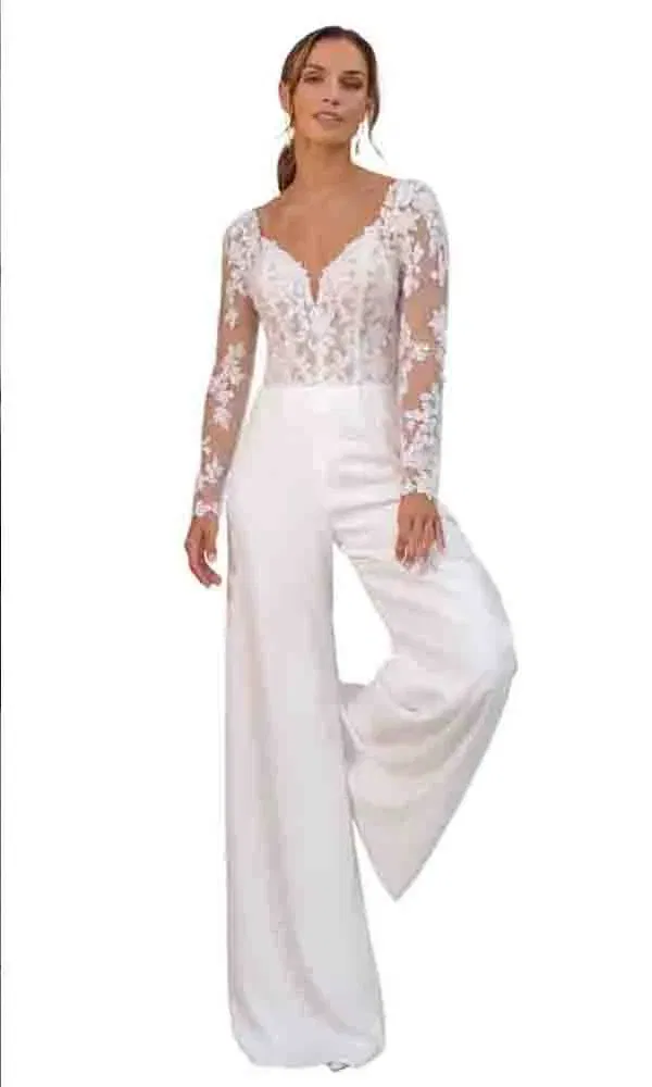 Moderner Hochzeits-Jumpsuit mit floraler Spitze und fließender Palazzohose.