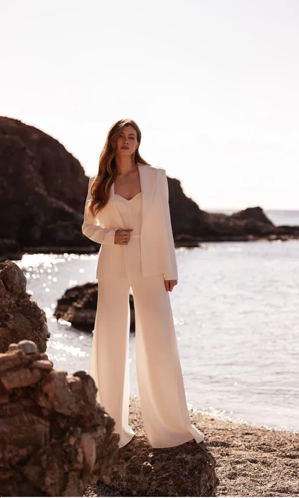 Eleganter Hosenanzug für die Braut mit Corsagen-Top und Jacke in maritimer Kulisse.