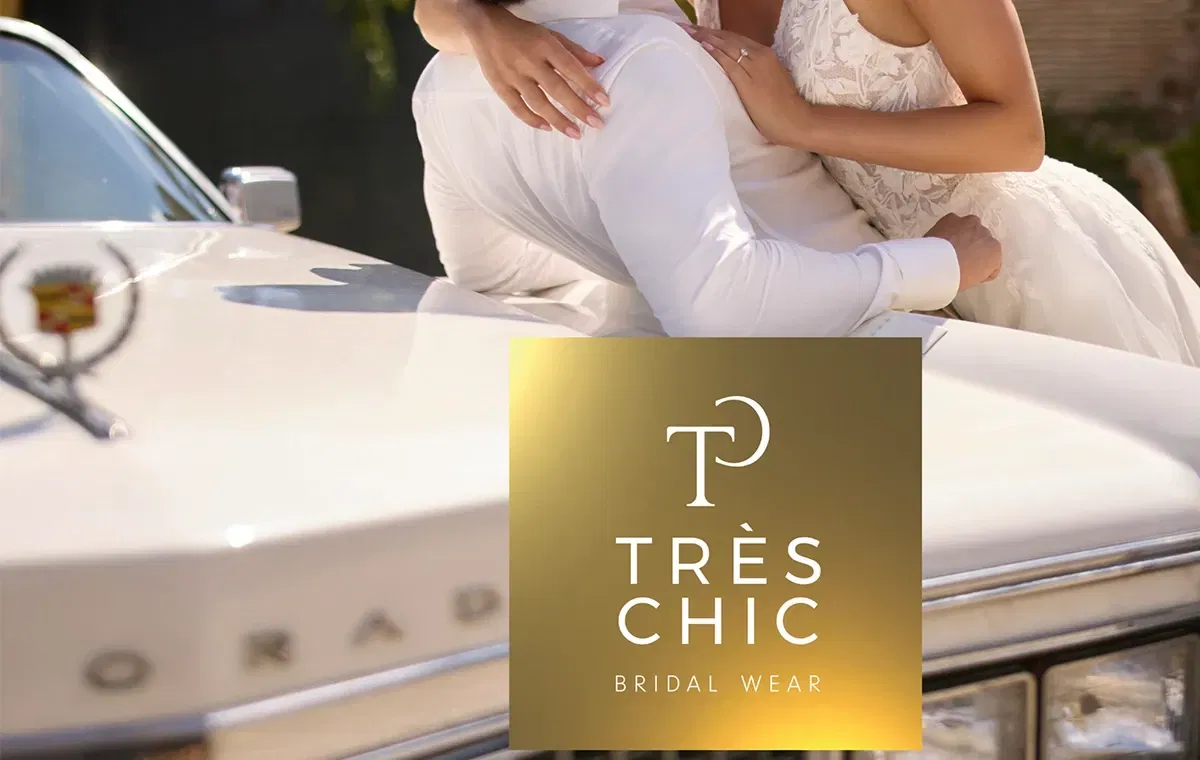Banner von Tres Chich, zu sehen ist ein Hochzeitspaar gelehnt auf ein weißes auto