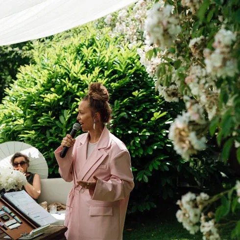 freie Traurednerin Magdalena Langeder bei einer Hochzeitszeremonie