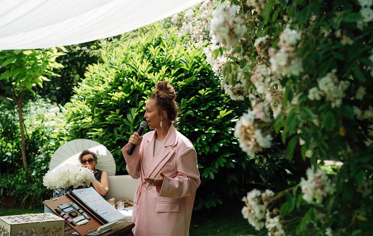freie Traurednerin Magdalena Langeder bei einer Hochzeitszeremonie