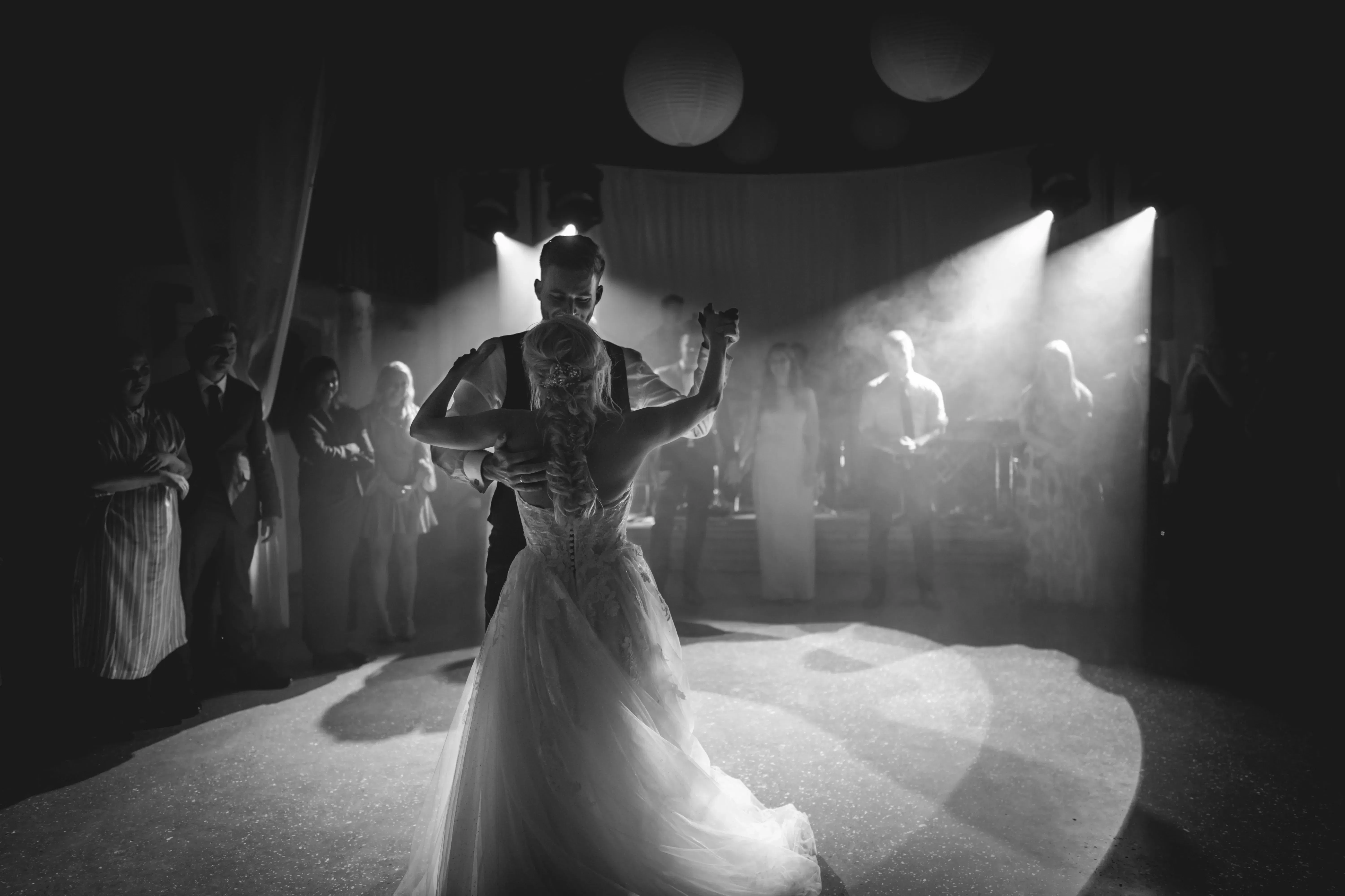 ein schwarz weiß Foto eines Hochzeitspaars beim ersten Tanz