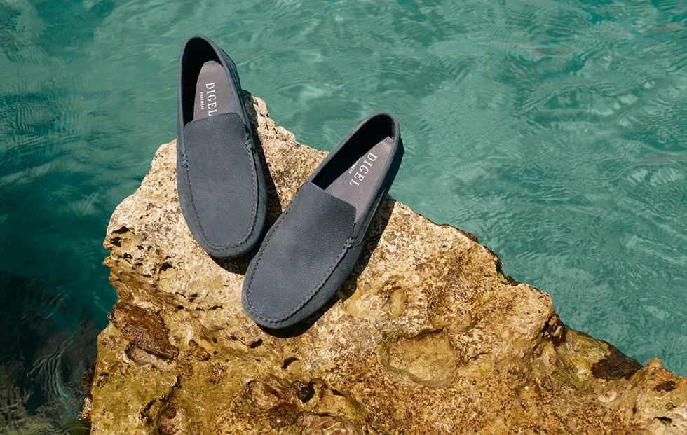 Blaue Digel-Loafer aus weichem Leder, fotografiert auf Felsen am Wasser – stilvolle, sommerliche Herrenschuhe für Hochzeiten und elegante Events.