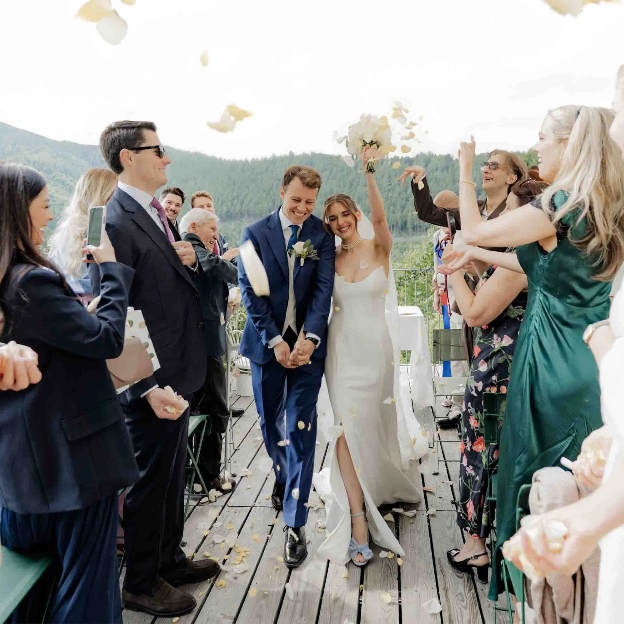 Julia (31) und Mario (31): Eine moderne Sommerhochzeit in der Villa Antoinette