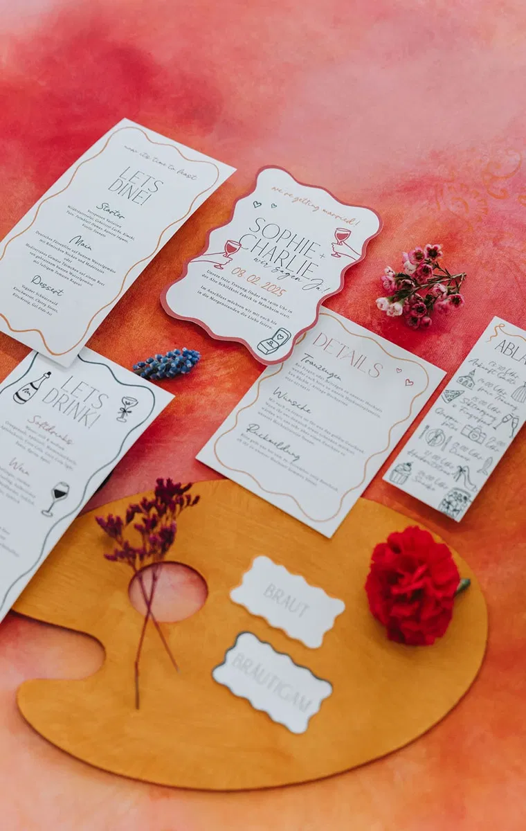 Hochzeitspapeterie im Artsy Style mit handgezeichneten Elementen, Malerpalette und kreativen Details für eine moderne Hochzeit.