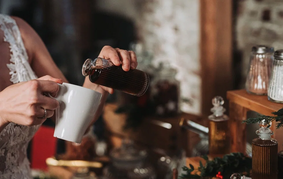 Detailaufnahme eines Hot Chocolate Tables auf der Hochzeit mit Sirupen zum Verfeinern der heißen Schokolade