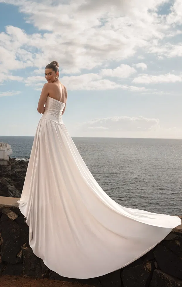 Klassisches Brautkleid von Diane Legrand in Rückenansicht mit langer Schleppe und zeitloser Silhouette.