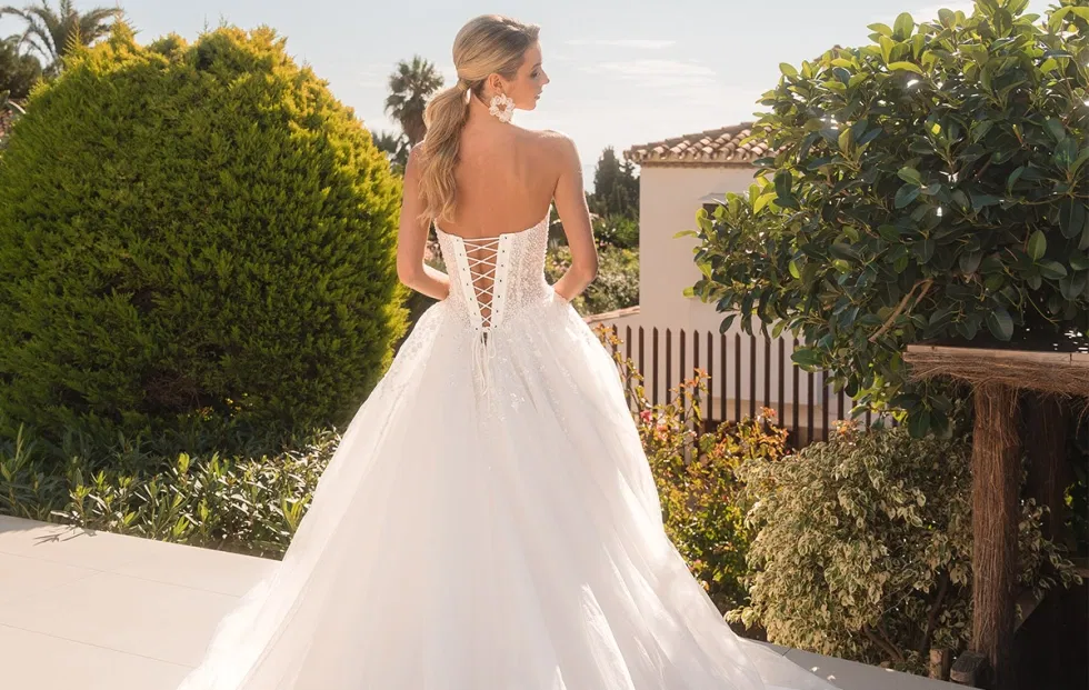 Romantisches Brautkleid von Diane Legrand mit geschnürtem Korsett und voluminösem Tüllrock im Gartenambiente.