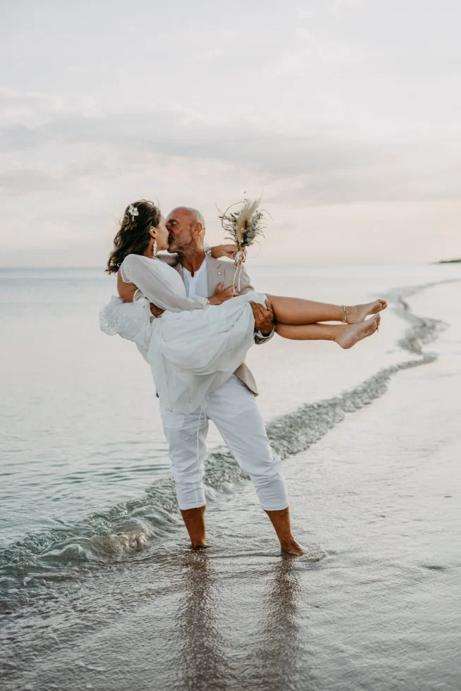 Hochzeitspaar am Strand
