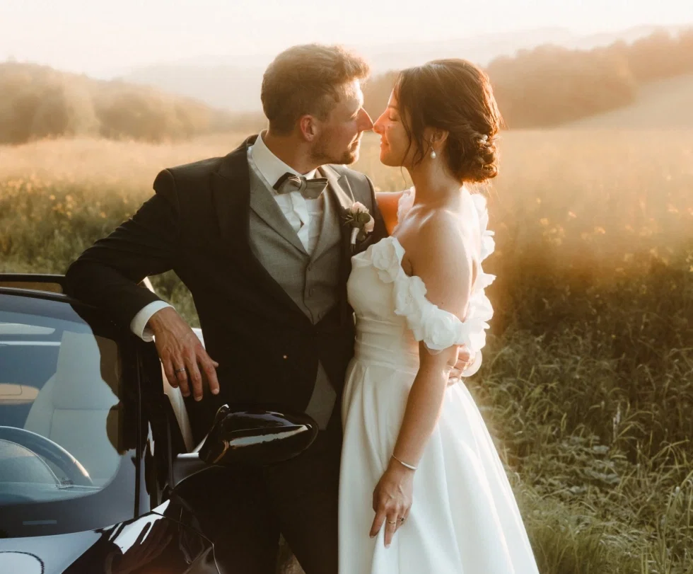 Intimer Moment eines Hochzeitspaares vor Abendsonne.