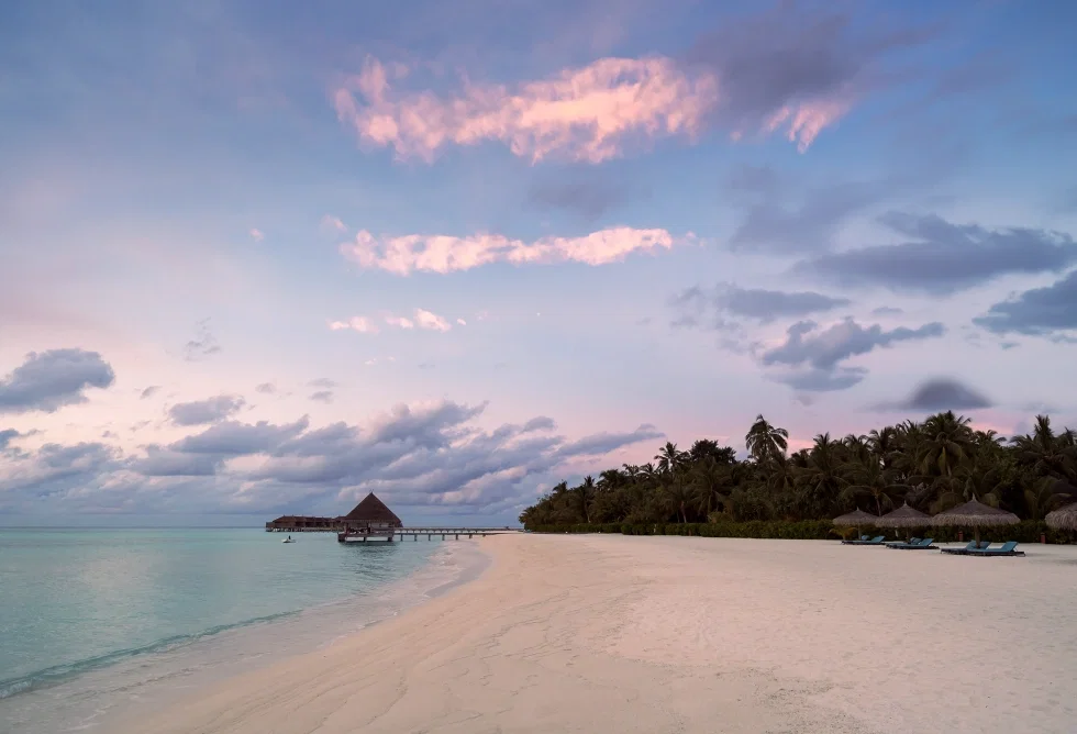 Traumstrand auf den Malediven bei Sonnenuntergang – perfekte Kulisse für Honeymoon und Destination Wedding