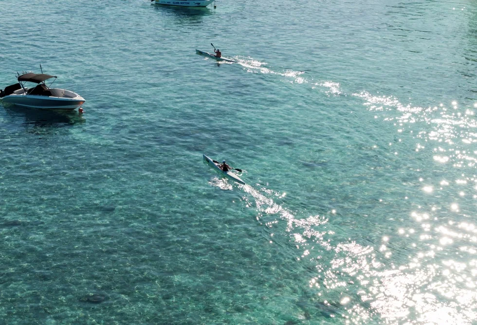 Kajakfahrer auf kristallklarem Wasser bei Constance Hotels & Resorts auf Mauritius während der Flitterwochen