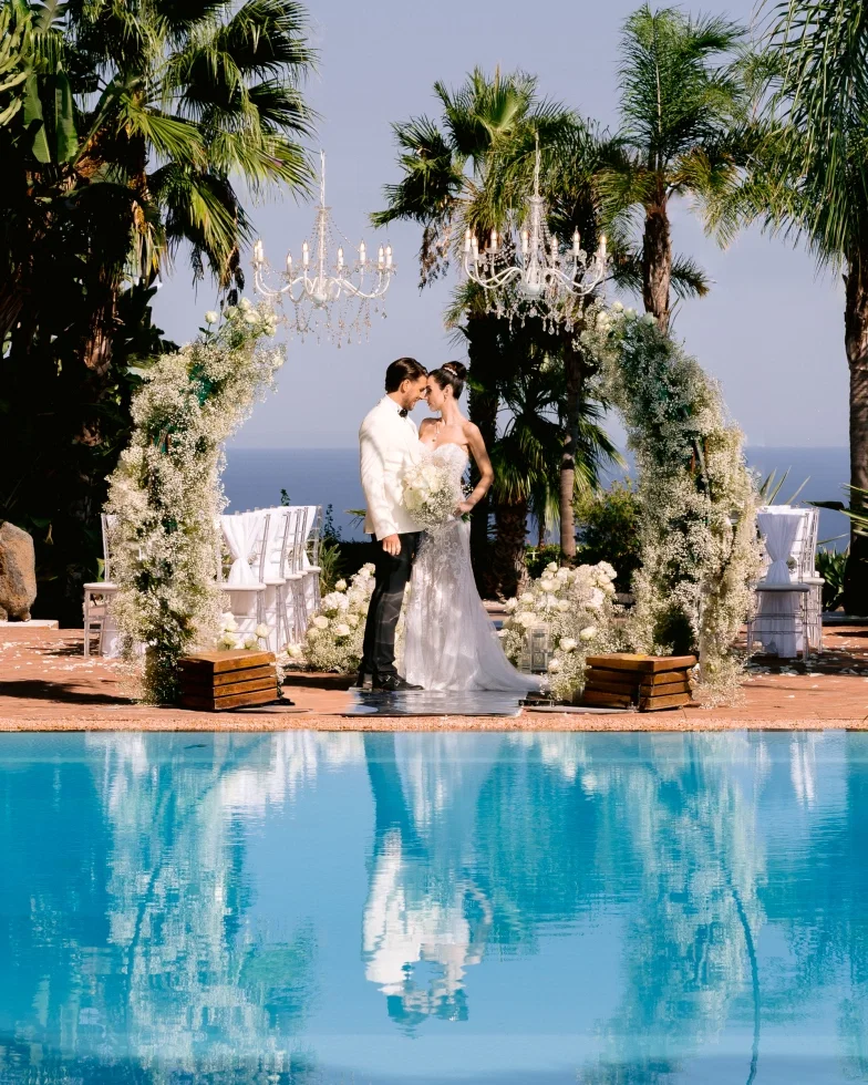Hochzeitspaar vor Poolkulisse