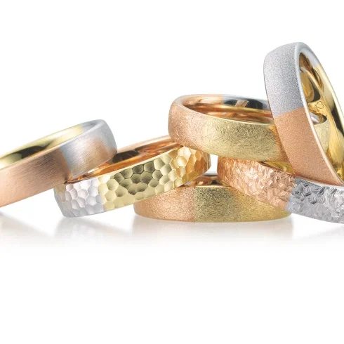 Ringe mit verschiedenen Oberflächen von Breuning