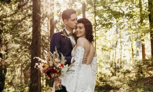 Hochzeitspaar vor Waldkulisse