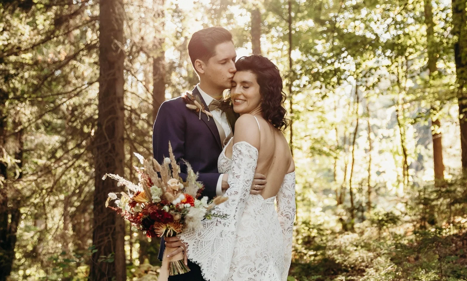 Hochzeitspaar vor Waldkulisse