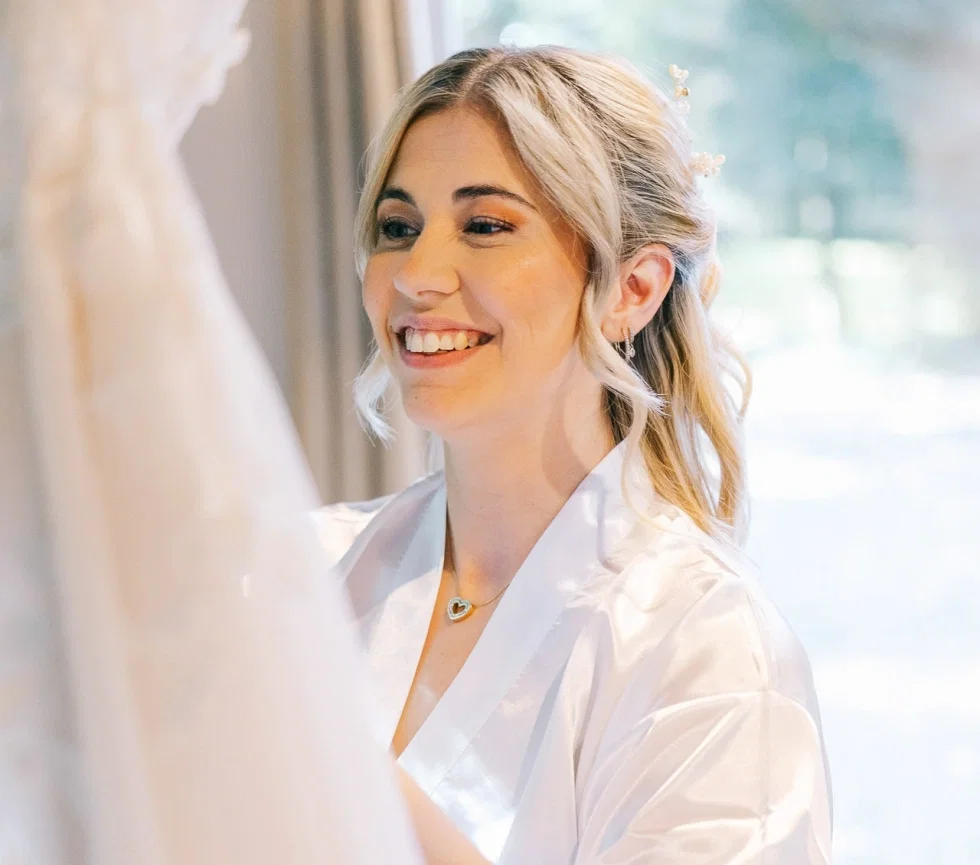 Braut Chiara vor ihrem Hochzeitskleid