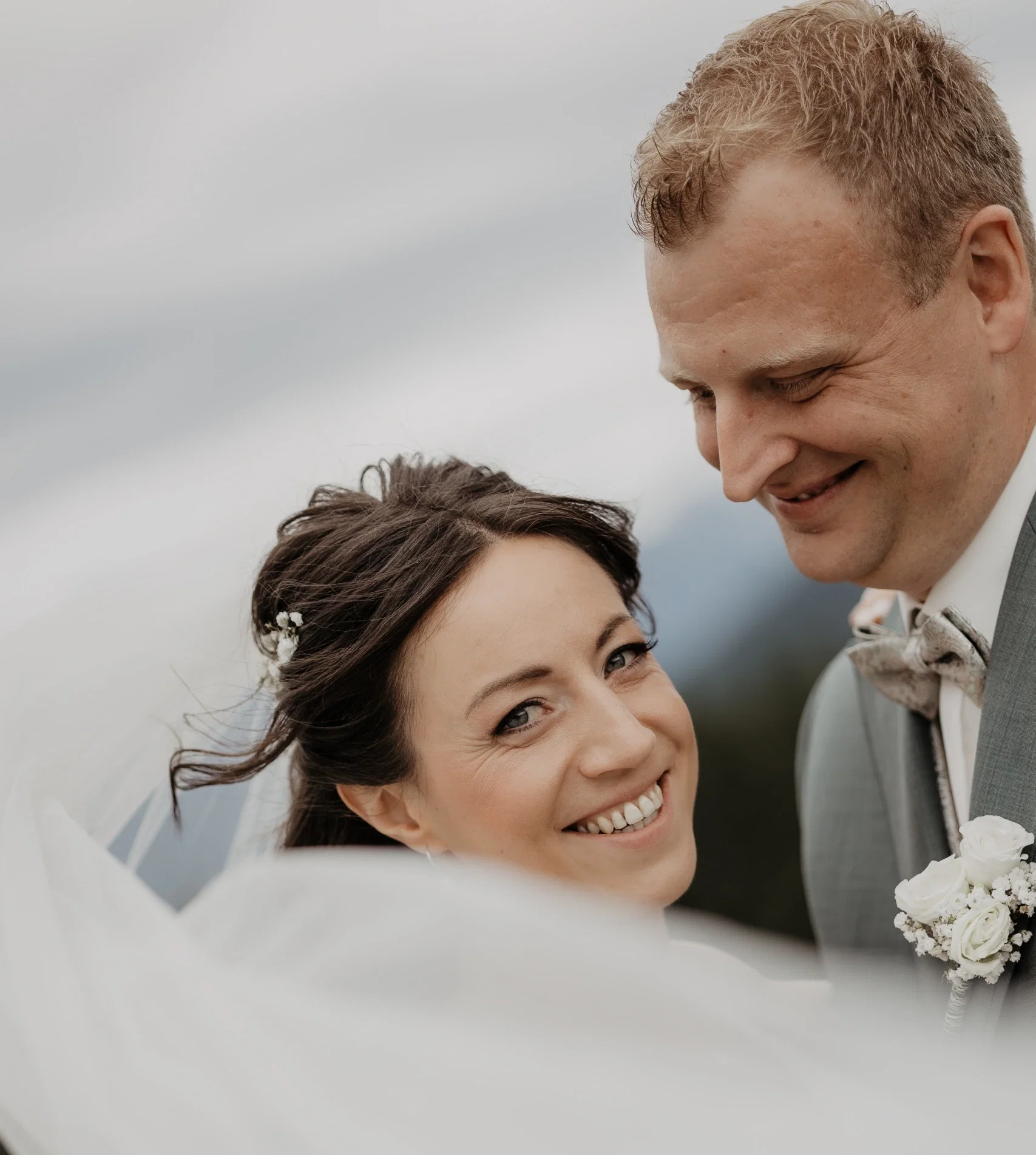 Hochzeitspaar: Der Schleier der Braut weht im Wind