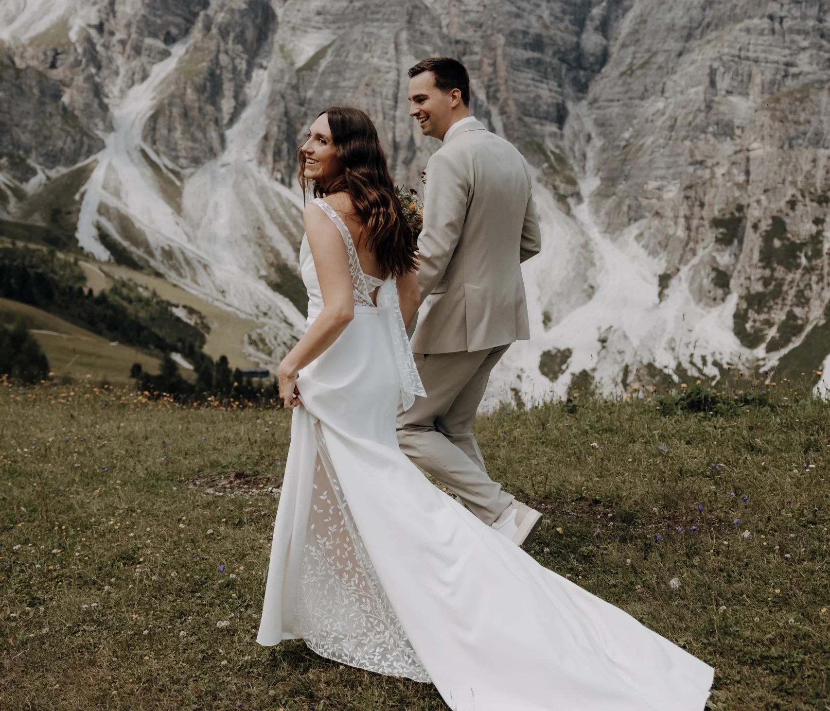 Hochzeitspaar bei einem Fotoshooting in den Bergen