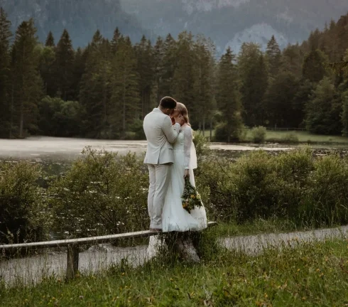 Hochzeitspaar vor landwirtschaftlicher Kulisse