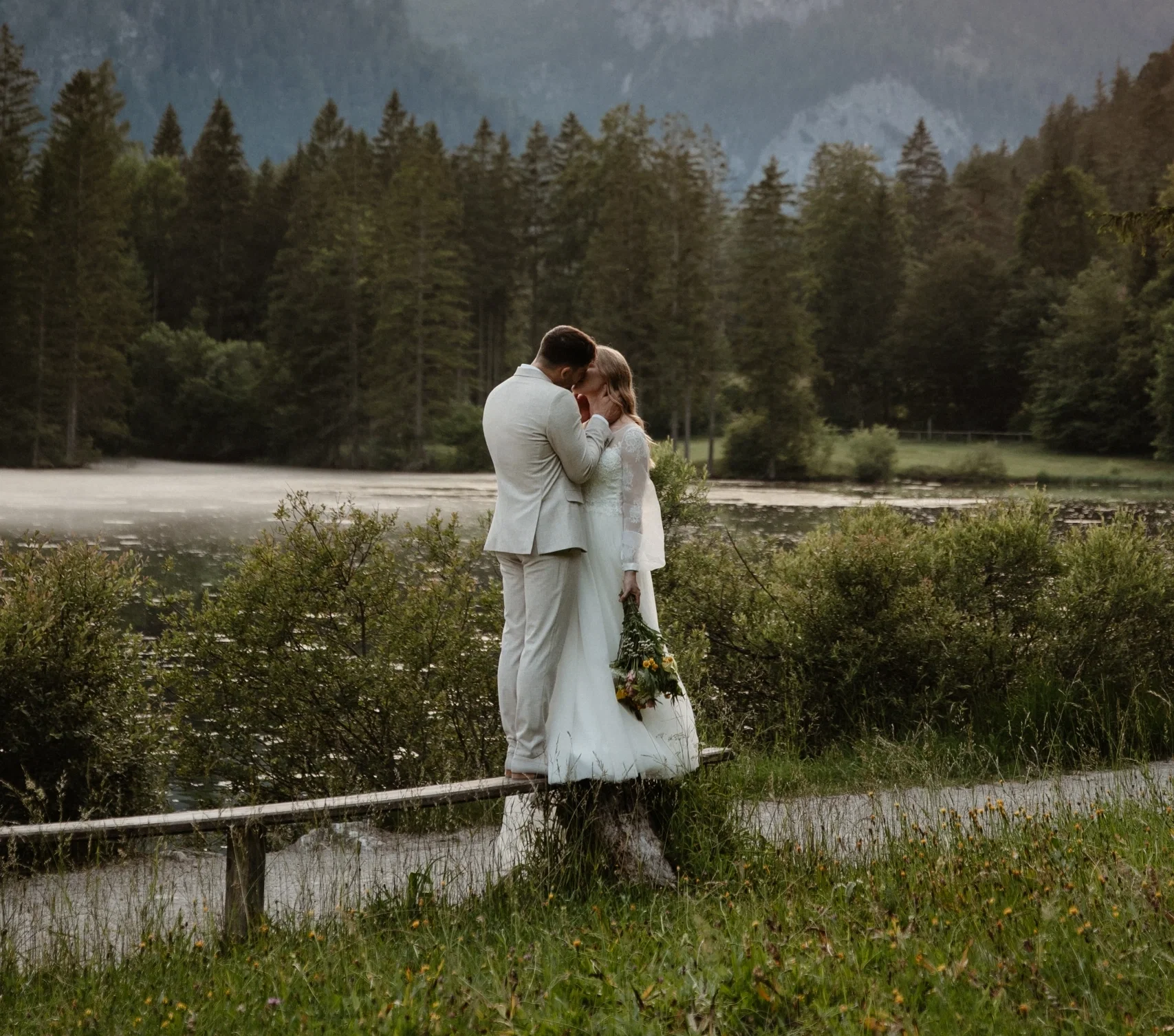 Hochzeitspaar vor landwirtschaftlicher Kulisse