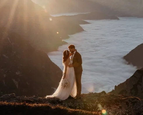 Hochzeitspaar bei einem Shooting in den Bergen