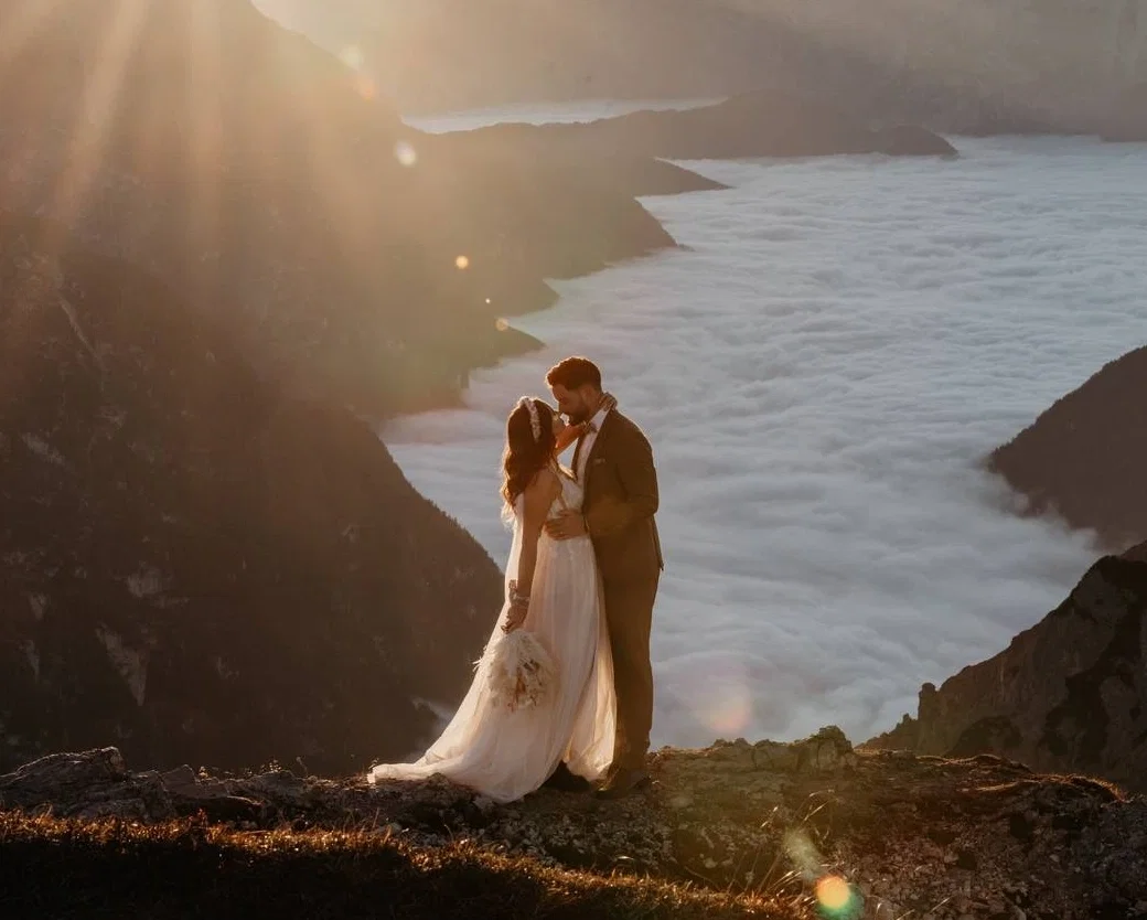 Hochzeitspaar bei einem Shooting in den Bergen