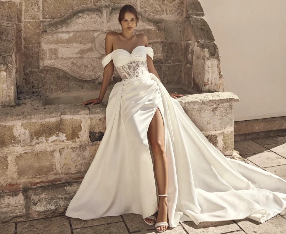 Das Modell Mina von Modeca ist ein verspieltes Brautkleid mit sanften Drapierungen am oberen Teil des Rocks.