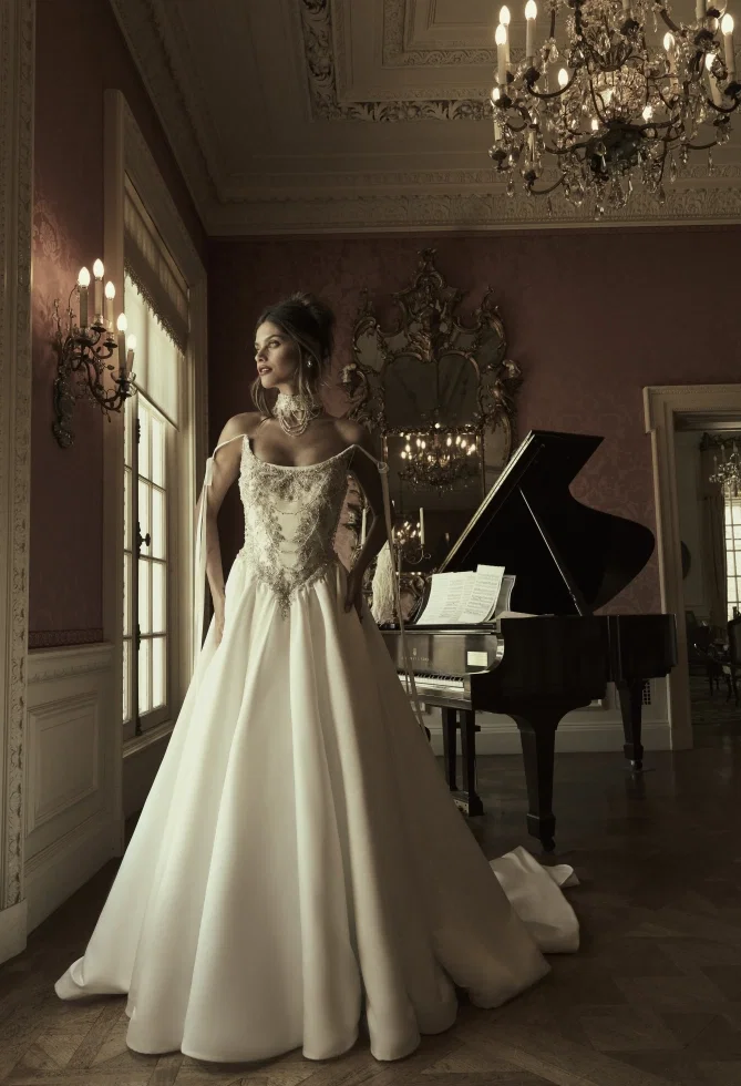 Strahle wie Kaiserin Sissi in diesem spektakulären Kleid von Sottero & Midgley! Das üppig verzierte Mieder bildet einen wunderschönen Kontrast zum schlichten Rock.