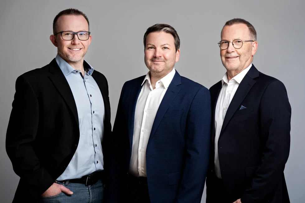 Die Geschäftsführer Konstantin & Sebastian Fischer sowie Wolfgang Fischer freuen sich über die Auszeichnung für den 2. Platz.