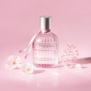 Mit fiori d’Italia fängt bugatti die Leichtigkeit eines mediterranen Sommertags ein: Der Duft vereint eine frische Auftaktnote aus Pfingstrose, Bergamotte und schwarzer Johannisbeere mit einem floralen Herz aus Rose, Jasmin, Freesie und Ozonnoten. Eine warme Basis aus Moschus, Amber und Patchouli sorgt für sinnliche Tiefe – der perfekte Duftbegleiter für deinen großen Tag!